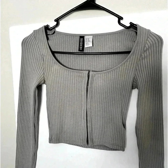 Divided by H & M grey long sleeve crop top. Size XXS - Picture 1 of 3